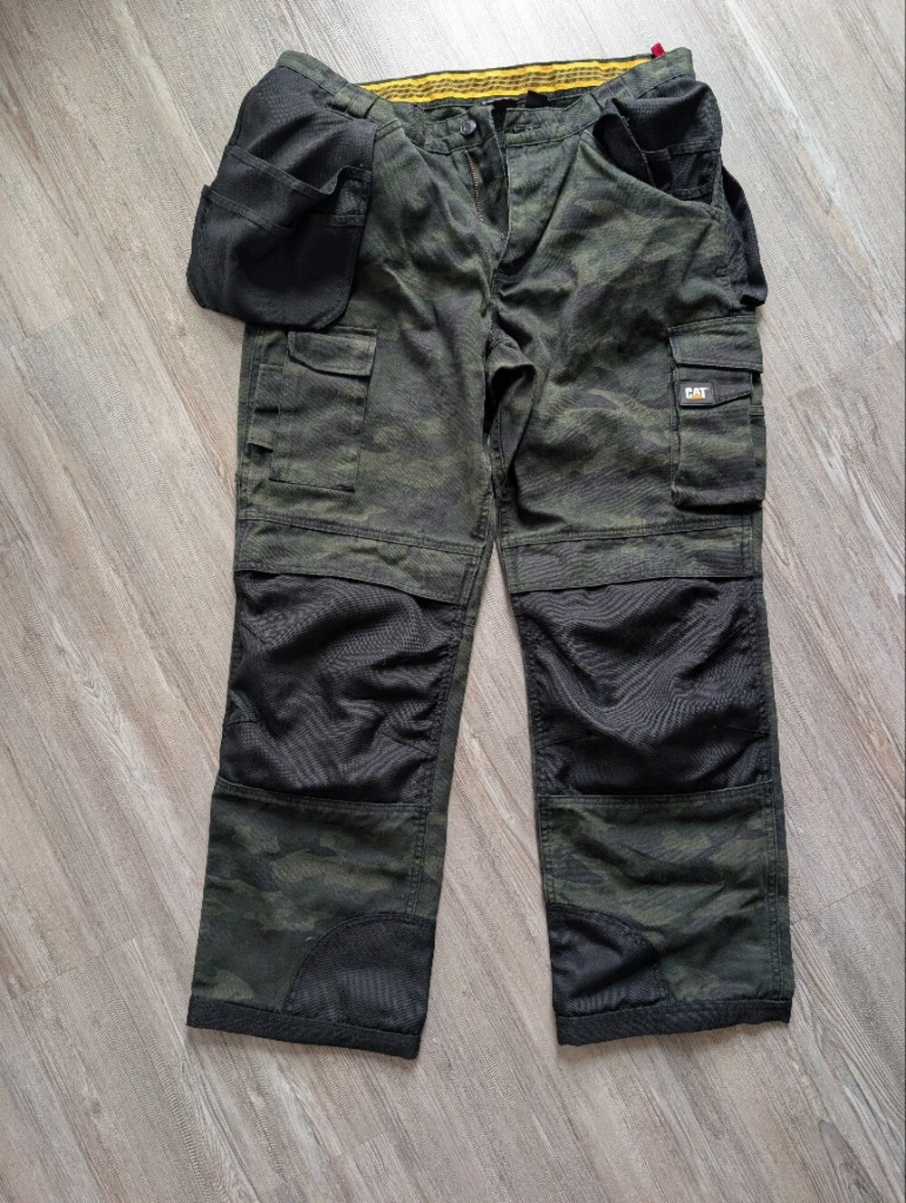 NWOT CAT Men’s Camo Work Pants with Black Reinforced Knees